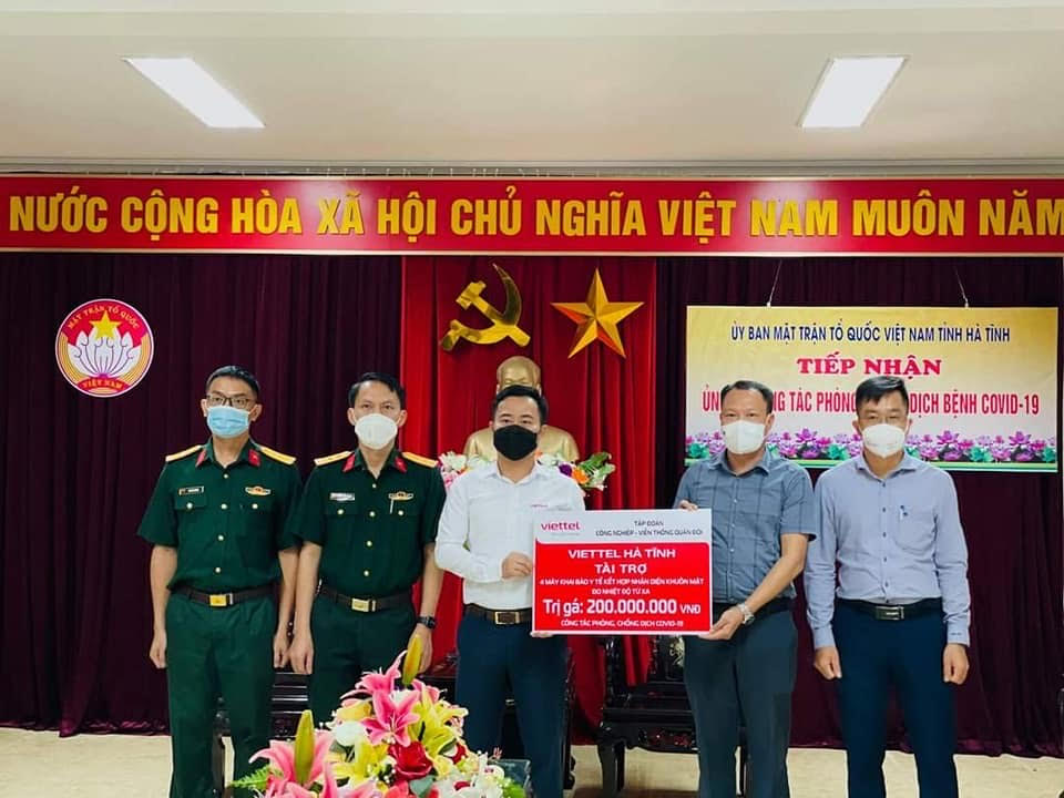 Tập đoàn Viễn thông Quân đội Viettel trao tặng 4 máy khai báo y tế cho Hà Tĩnh